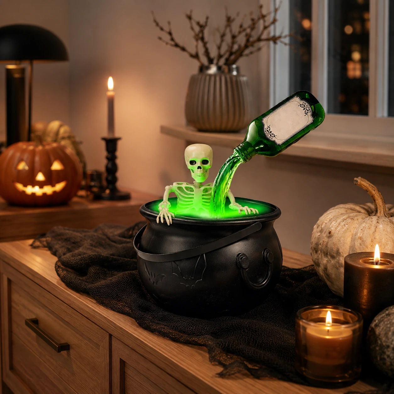 Häxkittel dekoration för Halloween med dimma och ljus