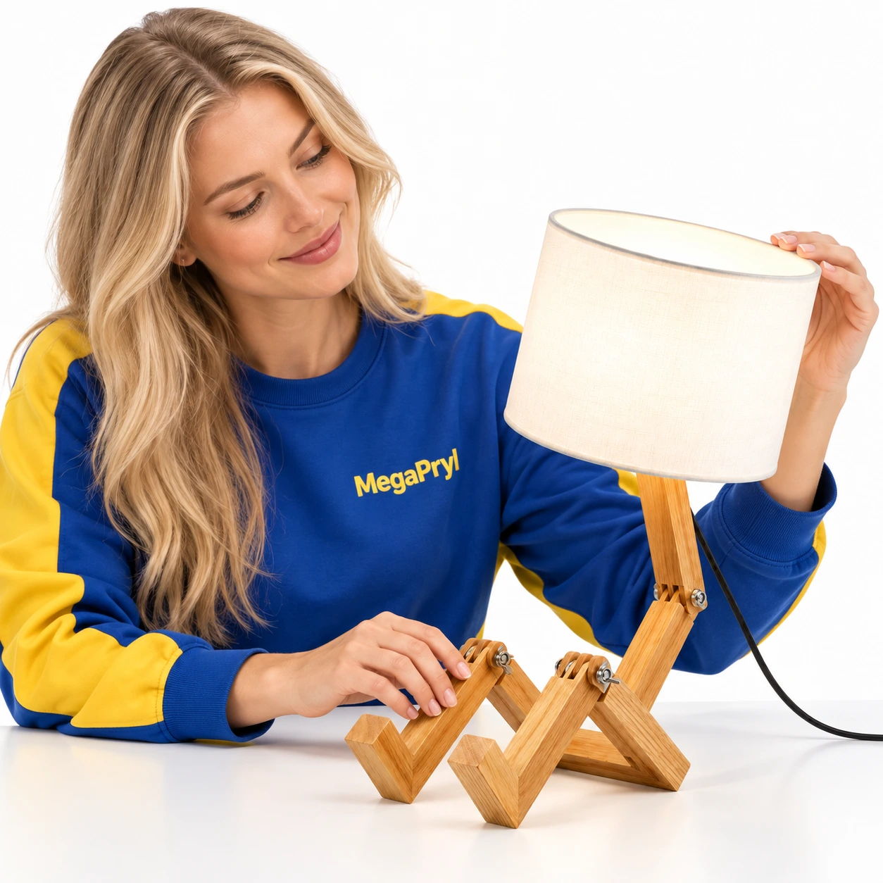 Bordslampa i trä med justerbar design