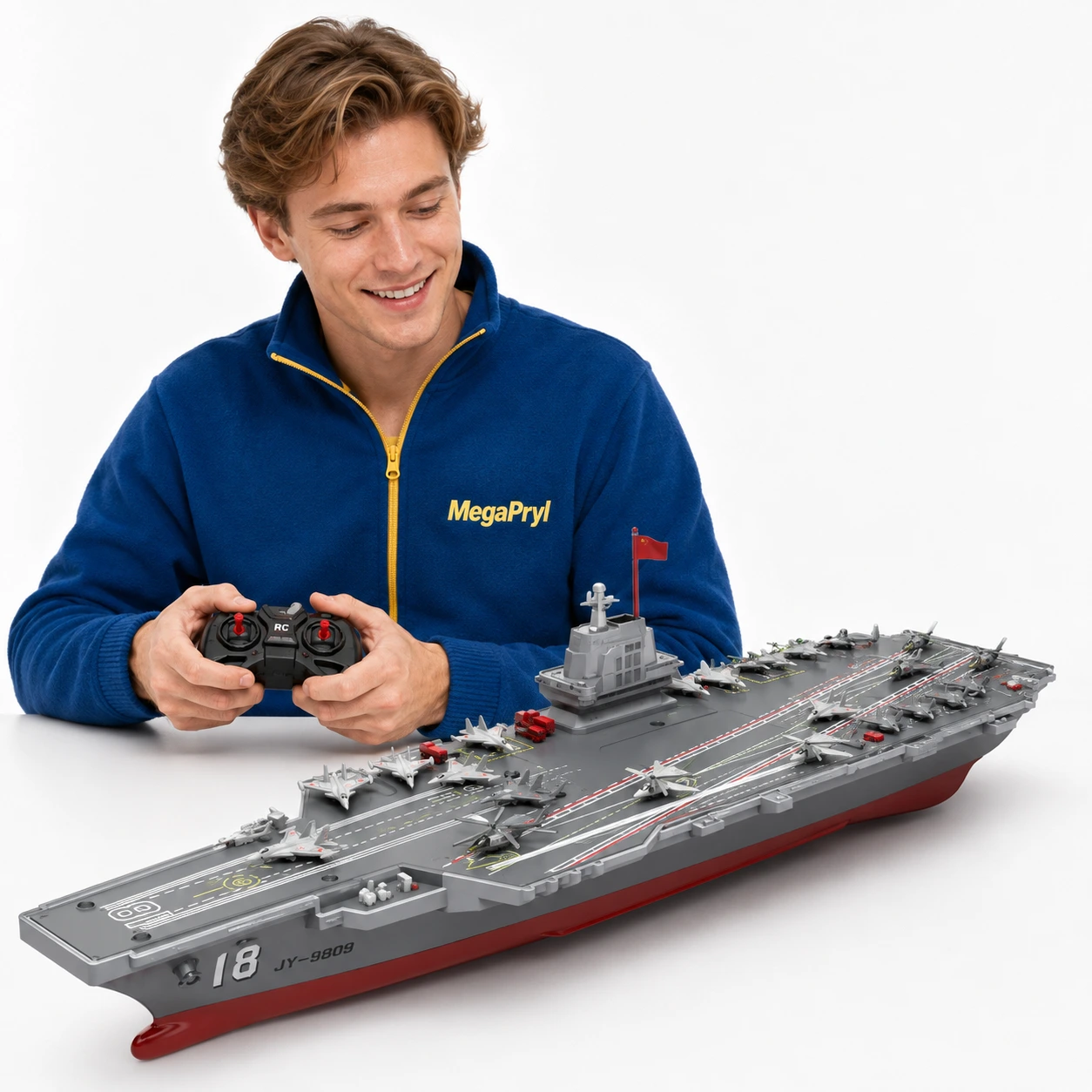 Radiostyrd hangarfartygsbåt med 2,4 GHz fjärrkontroll