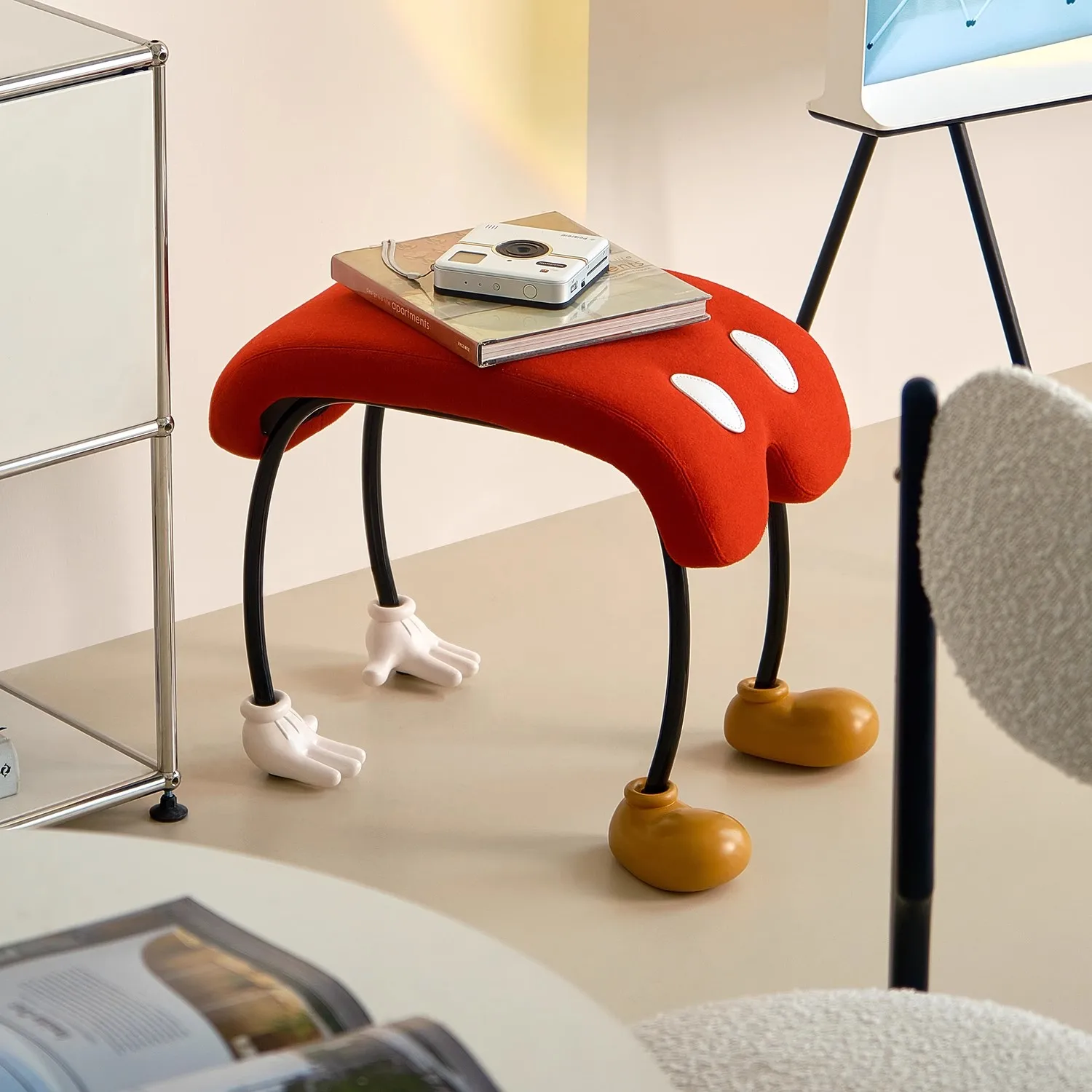 Tecknad Sidobord Med Ben – Dekorativt Bord 58 cm