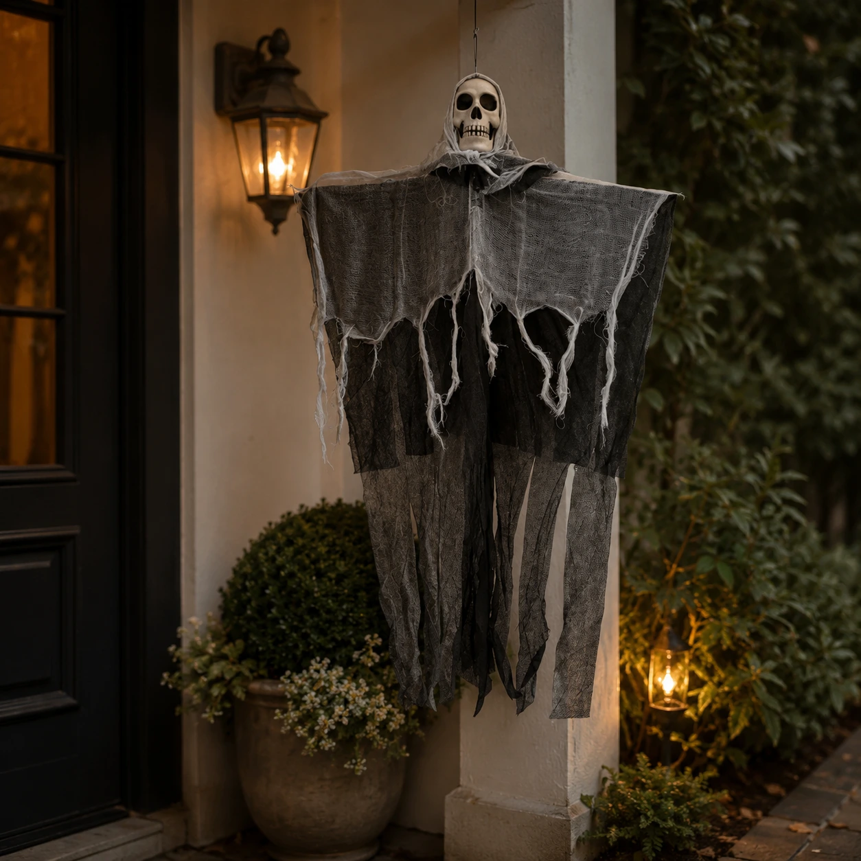 Hängande spökdekoration för halloween med dödskalle