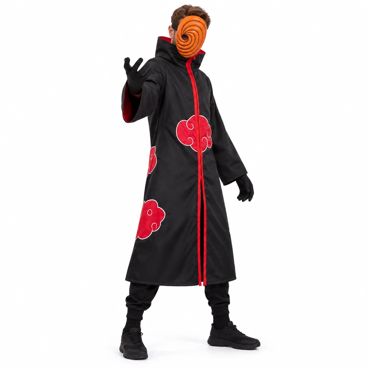 Musta cosplayviitta punaisilla pilvikuvioilla ja hupulla