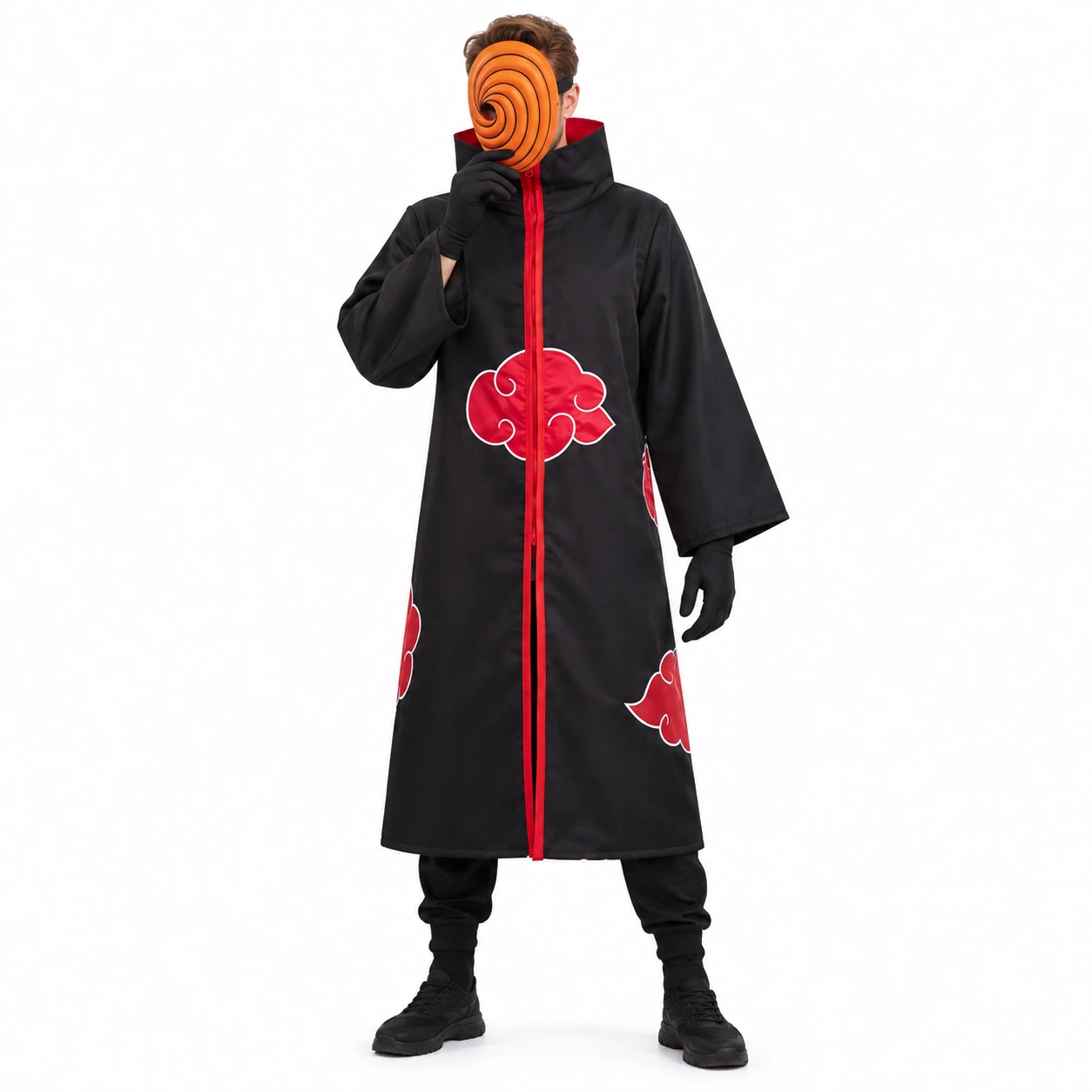 Musta cosplayviitta punaisilla pilvikuvioilla ja hupulla