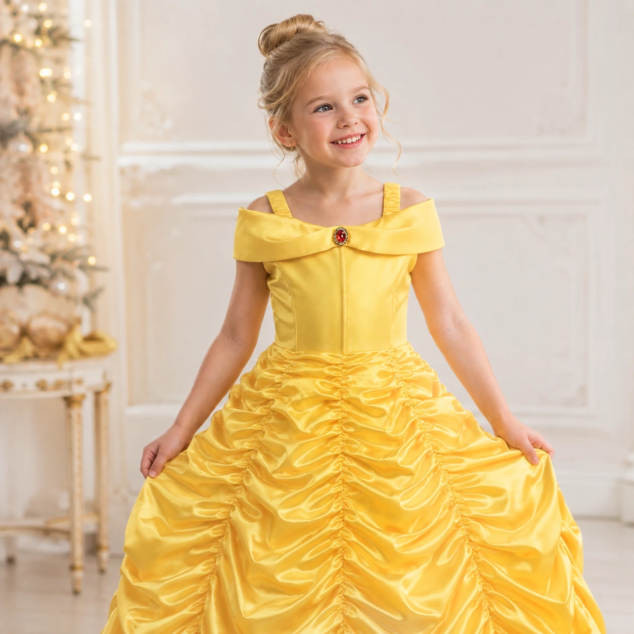 Guldfärgad prinsessklänning för barn med accessoarer