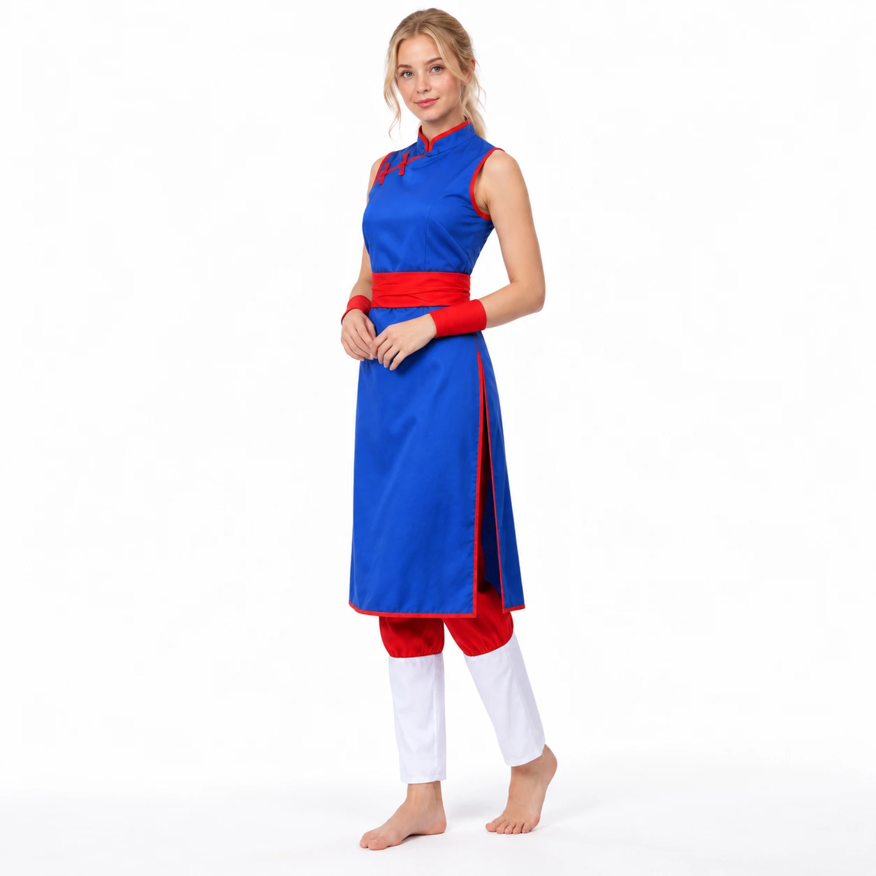 Sininen cosplayasu punaisella vyötärönauhalla ja valkoisilla housuilla