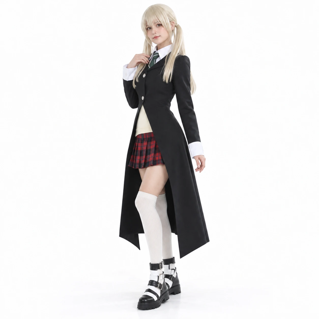 Maka Albarn -henkinen cosplayasu mustalla viitalla