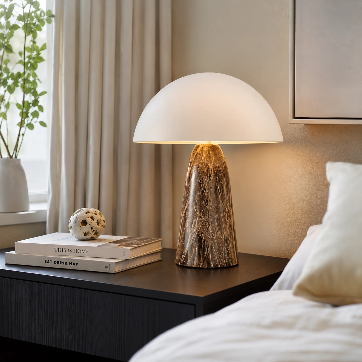Bordslampa för sovrum och vardagsrum med kupad skärm