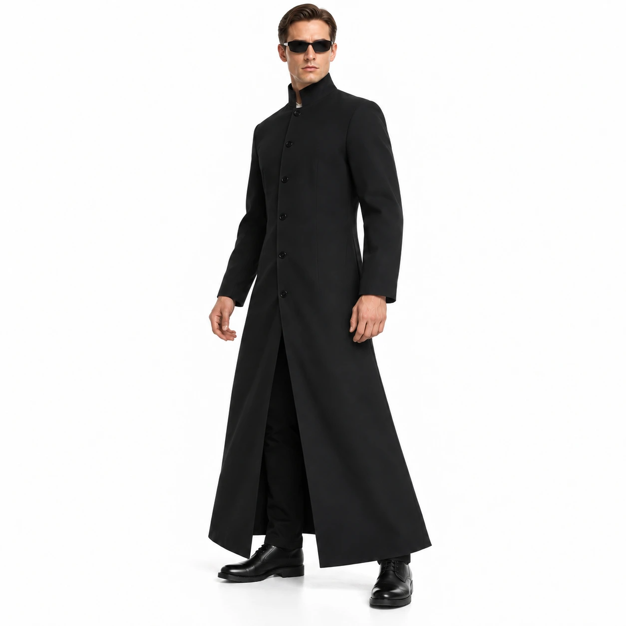Pitkä musta cosplay-takki pystykauluksella ja aurinkolaseilla