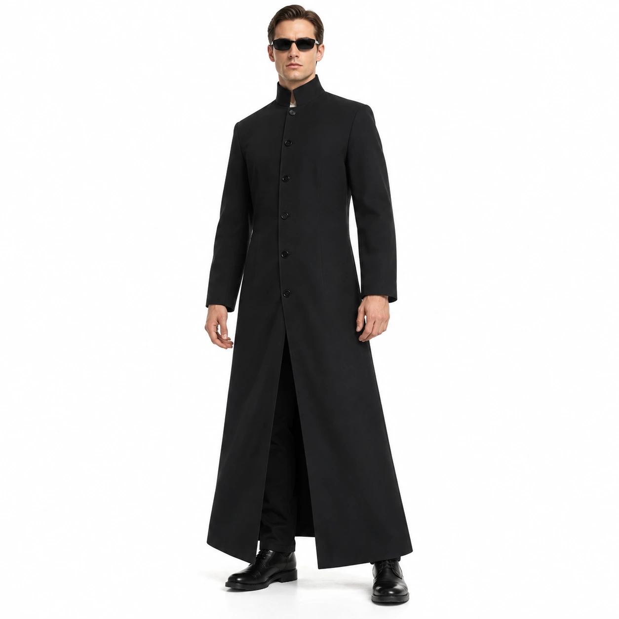 Pitkä musta cosplay-takki pystykauluksella ja aurinkolaseilla
