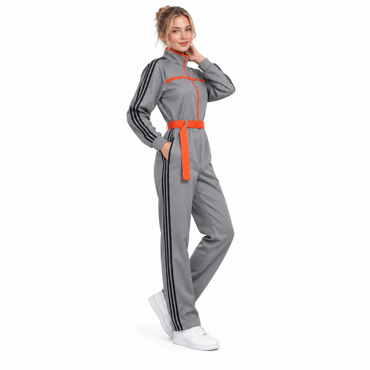 Harmaa cosplayhaalari punaisilla yksityiskohdilla ja vyöllä